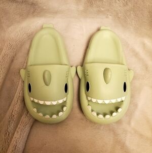 Shark Cloud Slipper Slides Size 8 to 8.5 NWOT